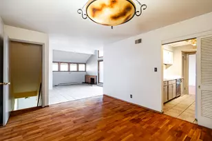 5190 Woodbridge Ln, Greenfield, WI 53221 - Photo 5