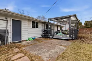 1221 Summit St, Manitowoc, WI 54220 - Photo 21