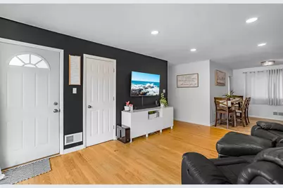 3572 S Sunset Dr, Greenfield, WI 53220 - Photo 3