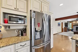 N68W14724 Prudence Dr, Menomonee Falls, WI 53051 - Photo 5