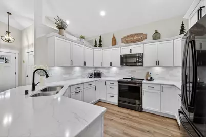 W206N16159  Stonebrook Dr, Jackson, WI 53037 - Photo 3