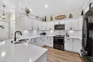 W206N16159 Stonebrook Dr, Jackson, WI 53037 - Photo 3