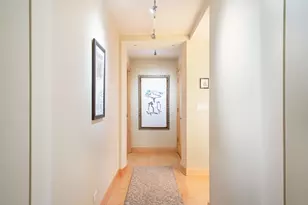 929 N Astor St, Milwaukee, WI 53202 - Photo 3