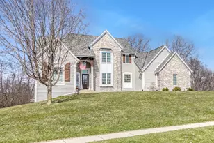 317 River Bluff Cir, Oconomowoc, WI 53066 - Photo 3