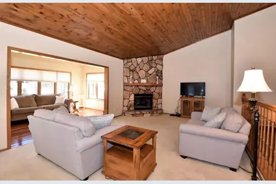 1040  Lansdowne Ct, Brookfield, WI 53045 - Photo 3