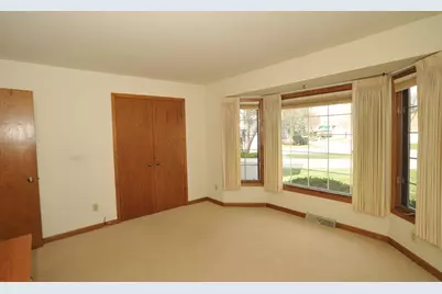 3822 S Oakbrook Dr, Greenfield, WI 53228 - Photo 17