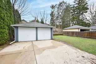 6633 W Lloyd St, Wauwatosa, WI 53213 - Photo 37