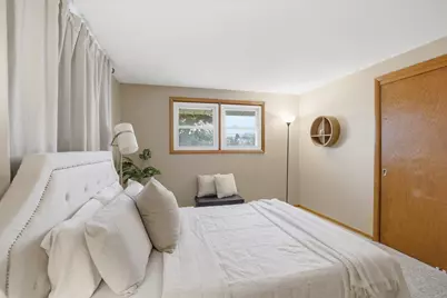 9837 W Sarasota Pl, Milwaukee, WI 53222 - Photo 15