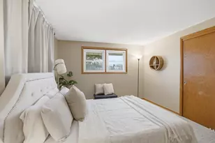 9837 W Sarasota Pl, Milwaukee, WI 53222 - Photo 15