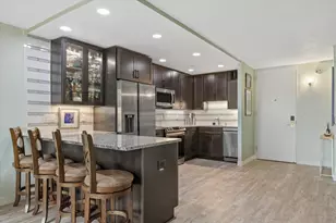 929 N Astor St, Milwaukee, WI 53202 - Photo 5