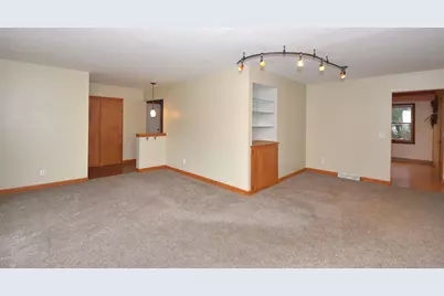 2821  Chancery Ln, Waukesha, WI 53188 - Photo 5