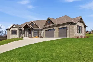 1636 Upland Ct, Hartland, WI 53029 - Photo 3