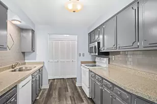 2525 S Shore Dr, Milwaukee, WI 53207 - Photo 9