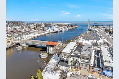 810 S 8th St, Manitowoc, WI 54220 - Photo 5
