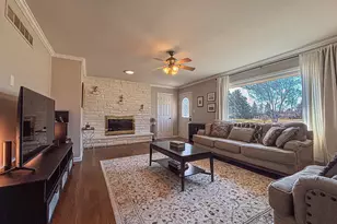 W158N5725 Elmway Dr, Menomonee Falls, WI 53051 - Photo 7