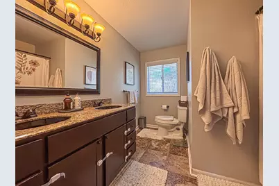 W158N5725  Elmway Dr, Menomonee Falls, WI 53051 - Photo 15