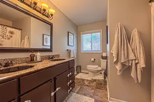 W158N5725 Elmway Dr, Menomonee Falls, WI 53051 - Photo 15