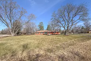 W158N5725 Elmway Dr, Menomonee Falls, WI 53051 - Photo 3