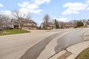 512 Frederick Ct, Oconomowoc, WI 53066 - Photo 5