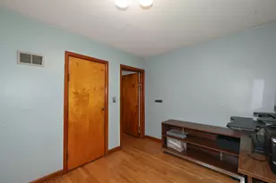 447 E Waterford Ave, Milwaukee, WI 53207 - Photo 17