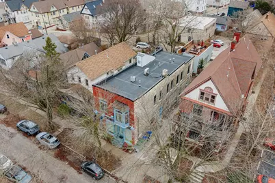 1730 N Franklin Pl, Milwaukee, WI 53202 - Photo 17