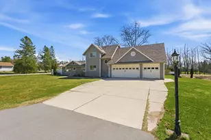 1633 W Eleanor Pl, Mequon, WI 53092 - Photo 3