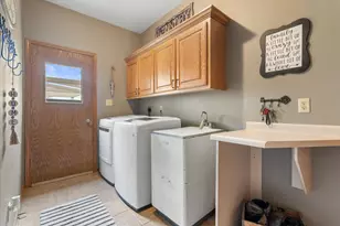 N66W13490 Crestwood Dr, Menomonee Falls, WI 53051 - Photo 17