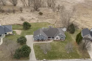 W231N7020 Homestead Ct, Sussex, WI 53089 - Photo 7