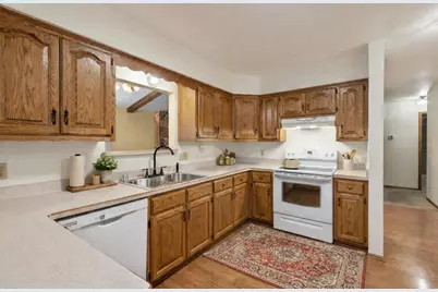 W180N9879  Riversbend Cir, Germantown, WI 53022 - Photo 5