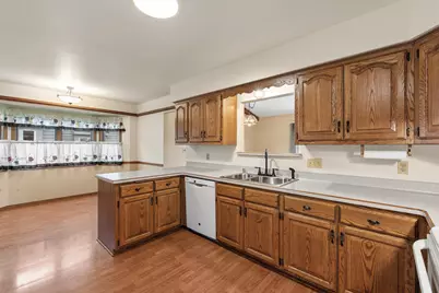 W180N9879  Riversbend Cir, Germantown, WI 53022 - Photo 9