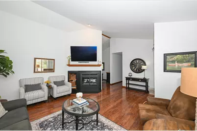 3027  Storybook Dr, Racine, WI 53406 - Photo 7