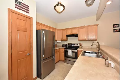 835  Bridlewood Dr, Hartford, WI 53027 - Photo 5