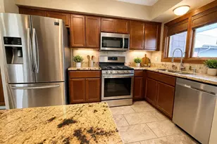 4967 S Imperial Cir, Greenfield, WI 53220 - Photo 3