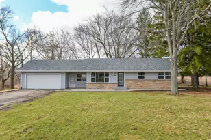 10905 W Oakwood Dr, Franklin, WI 53132 - Photo 1