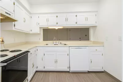 350  Park Hill Dr #E, Pewaukee, WI 53072 - Photo 9