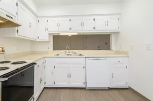 350 Park Hill Dr, Pewaukee, WI 53072 - Photo 9