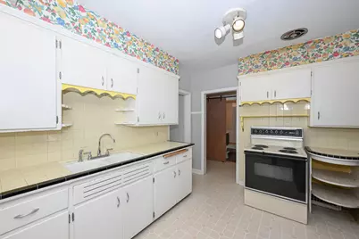 7702 W Lorraine Pl, Milwaukee, WI 53222 - Photo 13