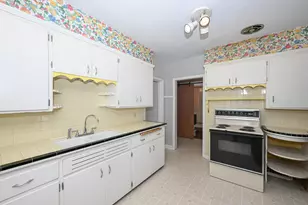 7702 W Lorraine Pl, Milwaukee, WI 53222 - Photo 13