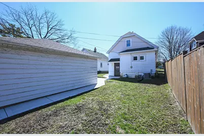 7702 W Lorraine Pl, Milwaukee, WI 53222 - Photo 37