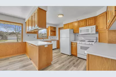 2420  Mayflower Ave, Sheboygan, WI 53083 - Photo 5