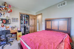 N29W26677 Peterson Dr, Pewaukee, WI 53072 - Photo 19
