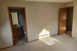 13600 W Forest Knoll Dr, New Berlin, WI 53151 - Photo 17