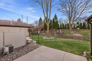 8247 S Legend Dr, Franklin, WI 53132 - Photo 25