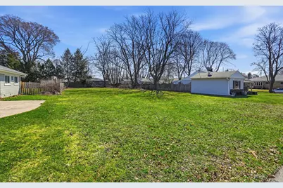 4010 S Kirkwood Ave, Saint Francis, WI 53235 - Photo 5