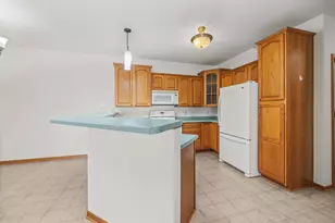 6615 Spring Hill Dr, Racine, WI 53406 - Photo 9