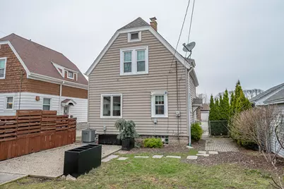 2323 E Falling Heath Pl, Milwaukee, WI 53207 - Photo 23