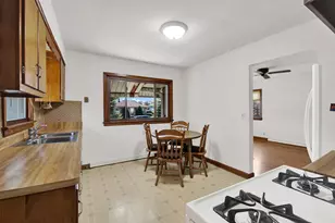 916 W Eden Pl, Milwaukee, WI 53221 - Photo 5