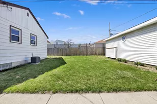 916 W Eden Pl, Milwaukee, WI 53221 - Photo 21