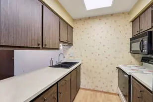 8510 W Waterford Ave, Greenfield, WI 53228 - Photo 9