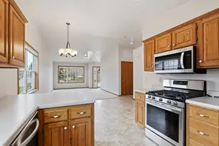 437 Kennedy Ct, Howards Grove, WI 53083 - Photo 3